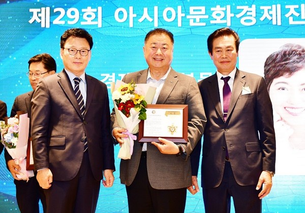 김경일 파주시장은 아시아문화경제진흥원이 주최한 ‘제29회 2022 아시아문화경제진흥대상’ 시상식에서 지방자치단체부문 대상을 수상했다. (사진제공=파주시청)