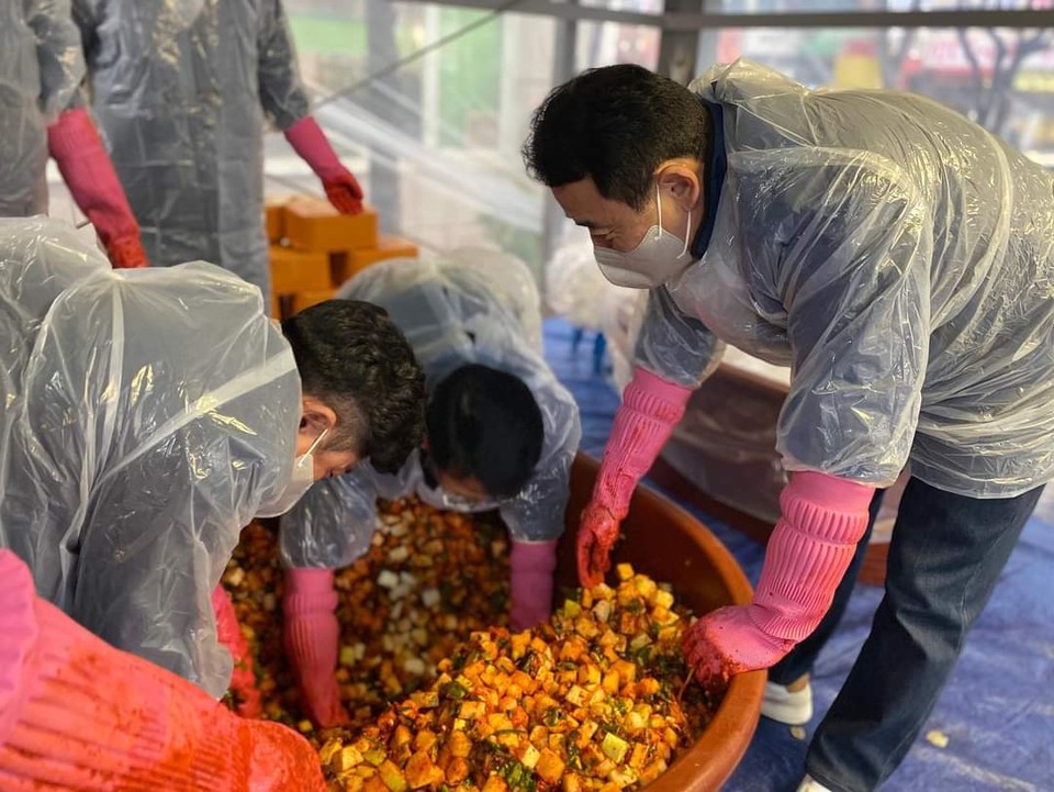 백영현 포천시장이 지역사회단체가 진행한 ‘사랑의 김장담그기’에 동참했다. (사진=백영현 포천시장 페이스북)