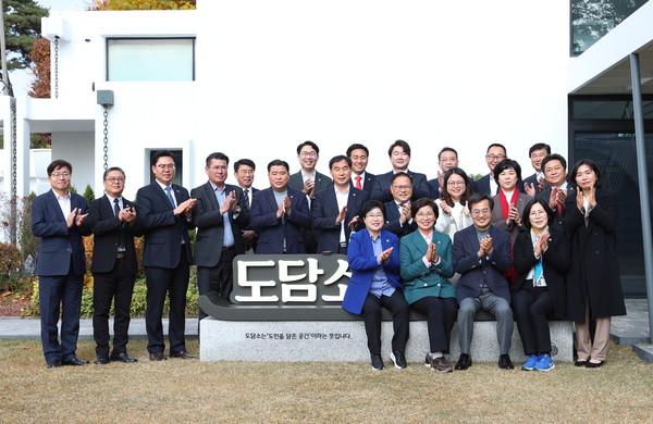 14일 수원시 팔달구 도담소에서 열린 경기도 · 경기도의회 5분 자유발언 의원 간담회에서 김동연 경기도지사와 경기도의회 5분 자유발언 의원들과 함께 기념촬영을 하고 있다. (사진제공=경기도청)