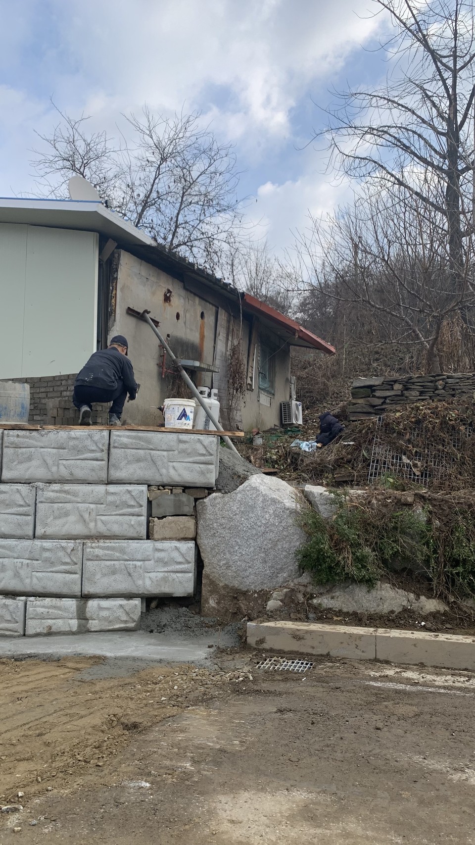15일 오전 마무리 작업 중인 동두천시 광암동 주택지역의 도시계획도로 대형 블록식 보강토공사가 잡석과 콘크리트 덩어리로 마무리 하는 등 부실해 보인다. (사진=오기춘 기자)