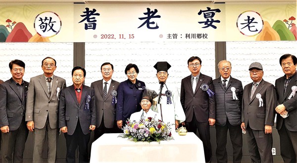 김경희 시장·김하식 시의장·한승남 향교 전교·원종성 노인회지회장·유승우 설봉서원장 등이 김학철 향존장과 기념 촬영을 하고 있다. (사진=송석원 기자)