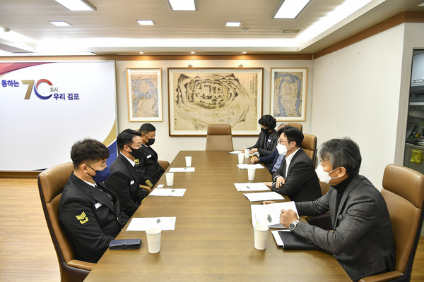 김병수 김포시장과 김병화 해군 김포함장이 15일 김포시청 소회의실에서 만나 자매결연 관련 논의를 진행하는 모습이다. (사진제공=김포시청)