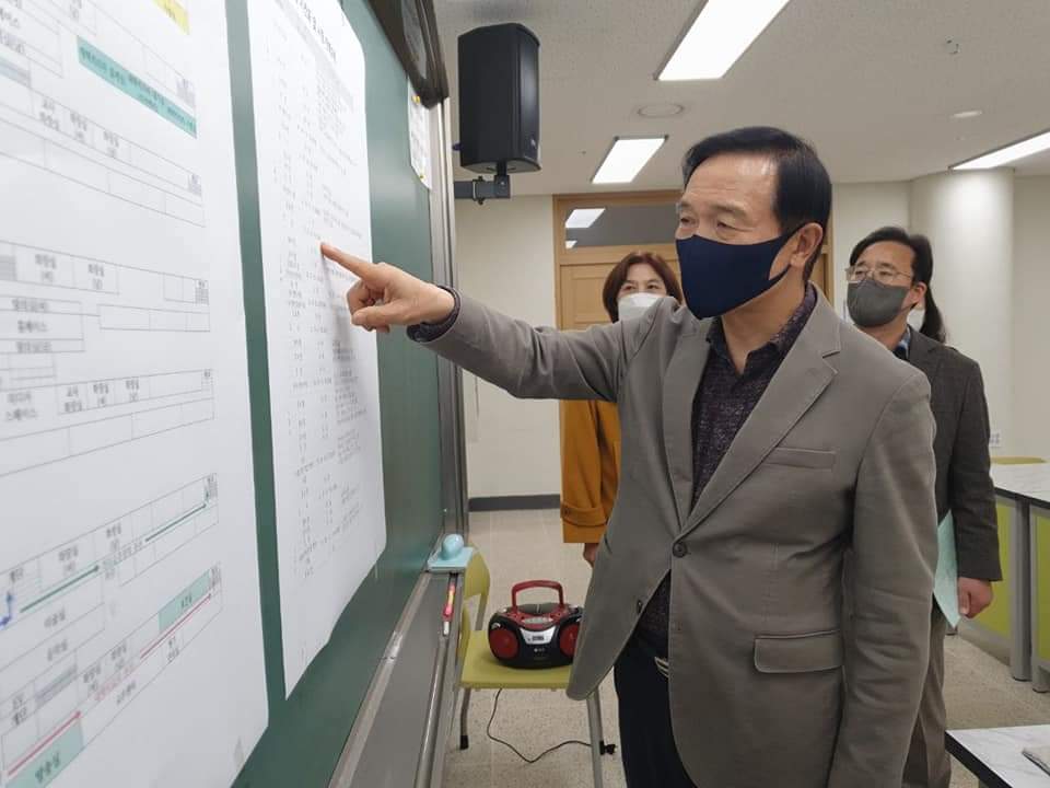 임태희 경기도교육감이, 코로나 확진 수험생이 모여 수능을 치르는, 하남 감일고등학교를 찾은 자리에서 “코로나로 몸도, 마음도 위축될 수 있는 상황에서 수험생 모두가 자신의 실력을 발휘할 수 있도록 끝까지 살피겠다”고 강조했다. (사진=임태희 경기도교육감 페이스북)