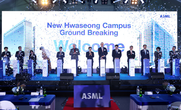 16일 오전 경기도 화성시 송동에서 열린 ASML 화성 반도체클러스터 착공식에서 김동연 경기도지사와 정명근 화성시장, 피터 베닝크 ASML CEO 등 주요 참석자들이 착공 버튼 세리머니를 하며 기념촬영을 하고 있다. (사진제공=경기도청)