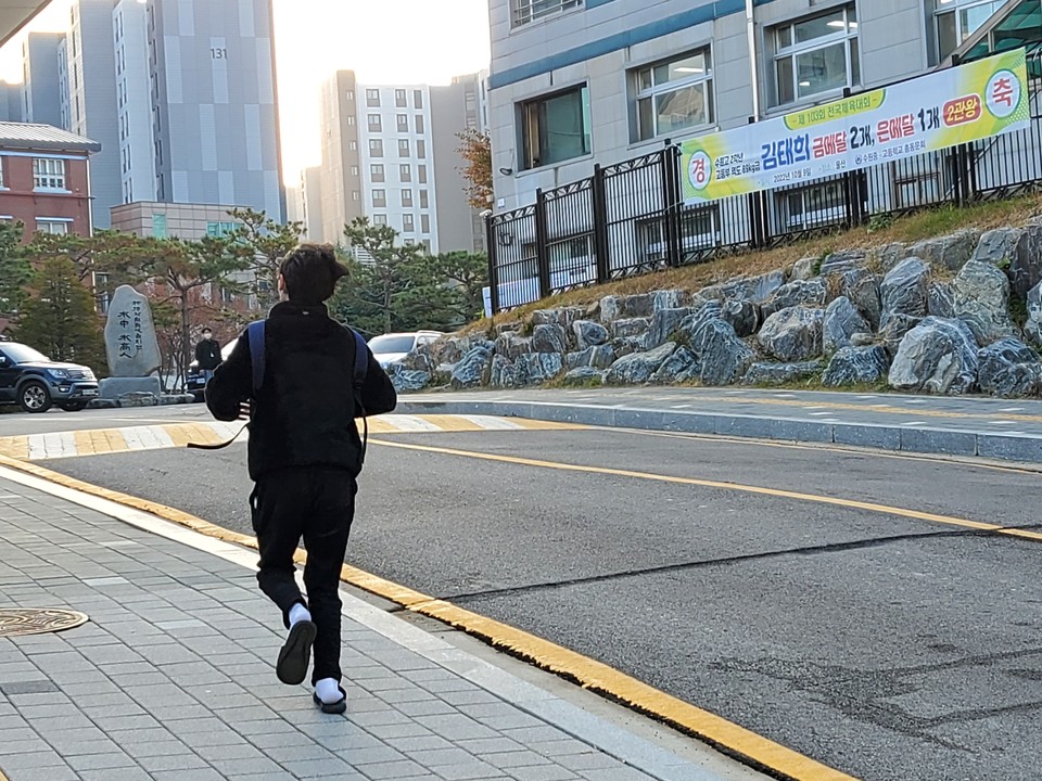 수능일인 17일 오전 수원시 팔달구 매교동에 위치한 수원고등학교(경기도교육청 30지구 제19시험장)에 한 수험생이 입실 5분을 남겨놓고 뛰어 들어가고 있다. (사진=권영복 기자)