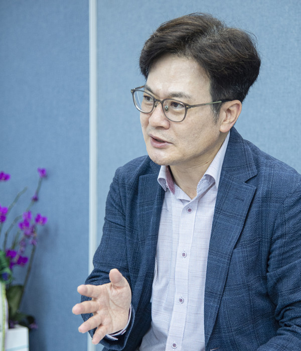 김병수 김포시장은 인터뷰에 응하며 “상식이 통하는 시민중심의 행정원칙을 지켜나가겠다”고 포부를 밝혔다. (사진제공=김포시청)