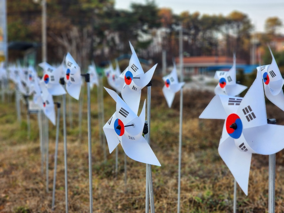 제83주년 순국선열의 날인 17일 오후 4시40분께 여주시 대신고등학교 앞 화단에 설치된 바람개비 태극기가 사람들의 시선을 끈다. (사진=김광섭 기자)
