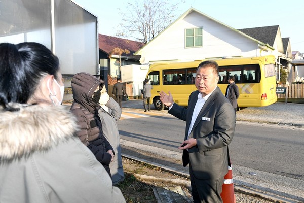 김경일 파주시장은 협소한 도로로 차량 교행이 어려워 학생들의 통학환경이 열악한 야당동을 찾아 위험요소를 점검하고, 실무부서 등에 안전한 통학로를 구축하라고 당부했다. (사진제공=파주시청)