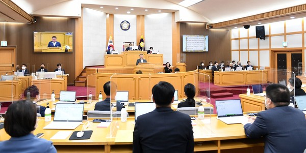 김경일 파주시장은 21일 제235회 파주시의회 제2차 정례회에서 ‘민선8기’ 첫 시정연설을 통해 ‘100만 자족도시 파주로의 원년’이 될 수 있도록 최선을 다하겠다고 밝혔다. (사진제공=파주시청)
