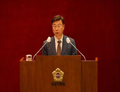 신상진 성남시장은 21일 ‘논란이 일고 있는 성남시의료원과 관련해 민간(대학병원) 위탁 방침’을 재확인했다. 성남FC 축구단과 관련해서는 당초 밝혔던 매각에서 한발 후퇴해 연고지를 유지하겠다는 입장을 내놨다. (사진제공=성남시청)