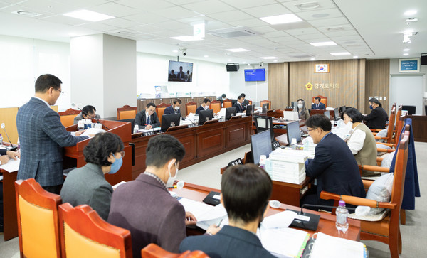 경기도의회 농정해양위원회는 21일 열린 축산산림국 소관 2023년도 세입·세출 예산안 및 기금운용계획안 심의에서 집행부의 예산 편성에 대한 문제점을 지적하고, 축산인 지원 및 축산 환경개선 등을 위해 필요한 예산 편성 노력이 부족함을 집중적으로 지적했다. (사진제공=경기도의회)