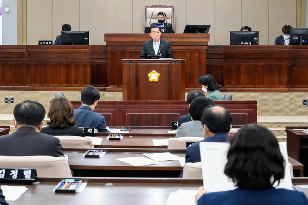 이재준 수원시장이 21일 열린 제372회 수원시의회 제2차 정례회에서 시정연설을 하고 있다. (사진제공=수원시청)