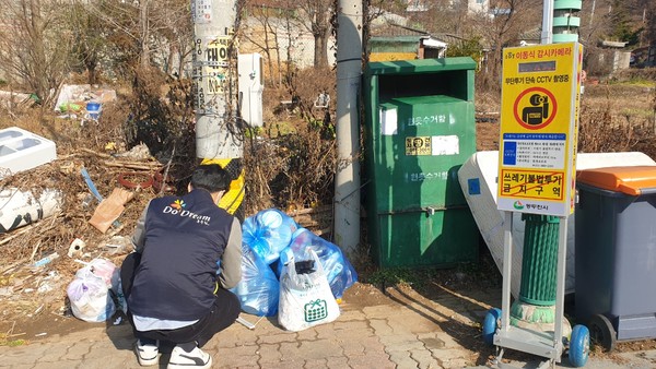 동두천시는 자연부락, 외곽 지역에 자주 발생하고 있는 쓰레기 무단투기를 근절하기 위해 이달부터 오는 2023년 3월까지 집중 단속을 실시하고 최대 100만원 이하의 과태료를 부과한다. (사진제공=동두천시청)