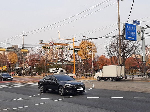 구리시는 주행차량 신호위반 및 과속으로 인한 교통사고를 사전에 예방하고자 무인교통단속장비를 확대 설치한다. 사진은 무인교통단속장비 현장. (사진제공=구리시청)