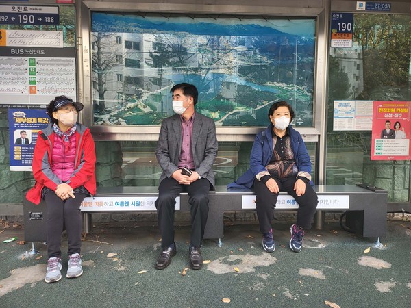 22일 소설을 맞아 의왕시가 본격적인 겨울나기 채비에 나섰다. 시는 우선 버스 승강장을 중심으로 온열의자 확대 설치에 나섰다. (사진제공=의왕시청)