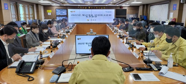 연천군은 지난 22일 연천종합운동장에서 2022년 재난대응 안전한국훈련의 일환으로 연천소방서 등 13개 유관기관 및 민간단체와 합동 현장훈련을 실시했다. (사진제공=연천군청)