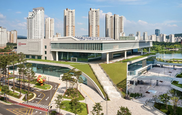 수원시가 문화체육관광부 주관 ‘국제회의복합지구 공모사업’에 응모했다고 23일 밝혔다. 사진은 수원컨벤션센터 전경. (사진제공=수원시청)