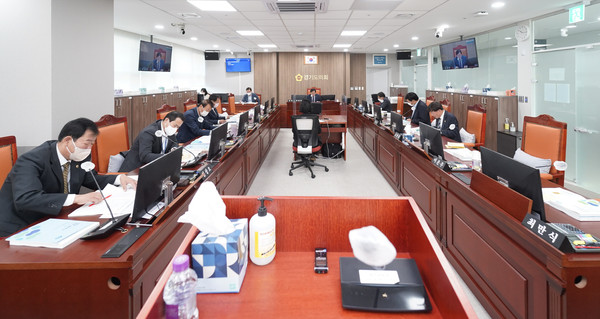 경기도의회 농정해양위원회는 23일 열린 농업기술원 소관 2023년도 세입·세출 예산안 및 기금운용계획안 심의에서 국비 확보를 위한 대책 마련과 농업기술개발연구와 기술보급 수행기관으로서의 본연의 역할 수행을 강조했다. (사진제공=경기도의회)