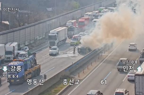 23일 오후 1시34분께 용인시 처인구 양지면 영동고속도로 강릉방향 양지IC 부근 인근에서 1톤 화물차·경차·SUV 간의 3중 추돌사고가 발생해 경차 탑승자 3명이 숨지고, 화물차 운전자  등 2명은 경상을 입었다. (사진제공=경기도소방재난본부)