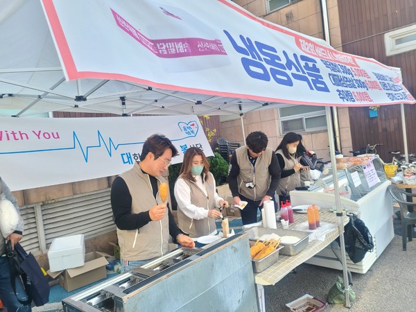 대한민국청년봉사단이 각종 물품을 판매, 수익금 전액을 복지관에 기탁했다. (사진=민희윤 기자)