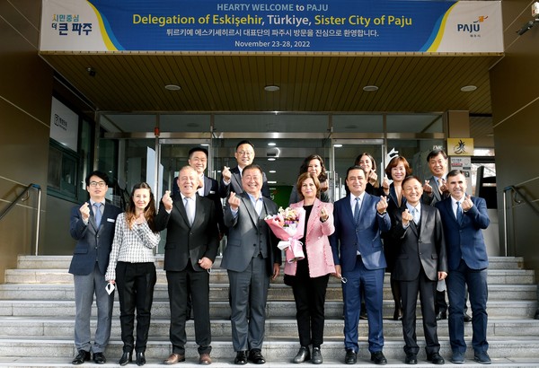 김경일 파주시장은 24일 시를 방문한 튀르키예 에스키셰히르시 대표단을 접견하고, 양 도시 간 교류 협력 활성화를 위한 꾸준히 노력키로 했다. (사진제공=파주시청)
