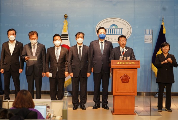 더불어민주당 국회 예산결산심사소위 소속 의원들은 29일 국회 정론관에서 기자회견을 열고 집권당인 국민의힘에 즉각 예산심사에 나서라고 촉구했다. (사진제공=박정 의원실)