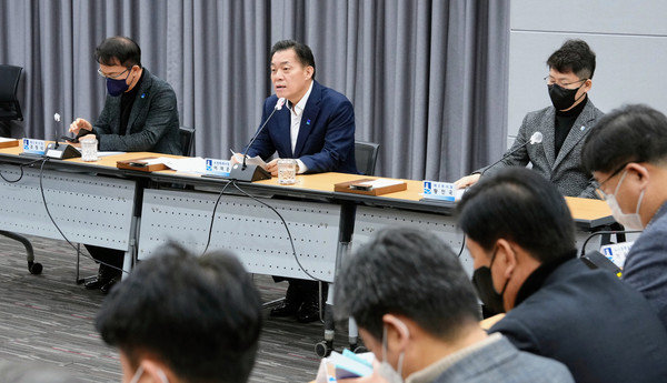 이재준 수원시장이 30일 시청 중회의실에서 열린 12월 중 확대간부회의에서 발언하고 있다. (사진제공=수원시청)
