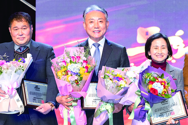 계양구는 윤환 계양구청장이 서울 영등포구 63스퀘어에서 열린 ‘제30회 대한민국 문화연예대상’에서 사회공헌 대상을 수상했다. (사진제공=계양구청)