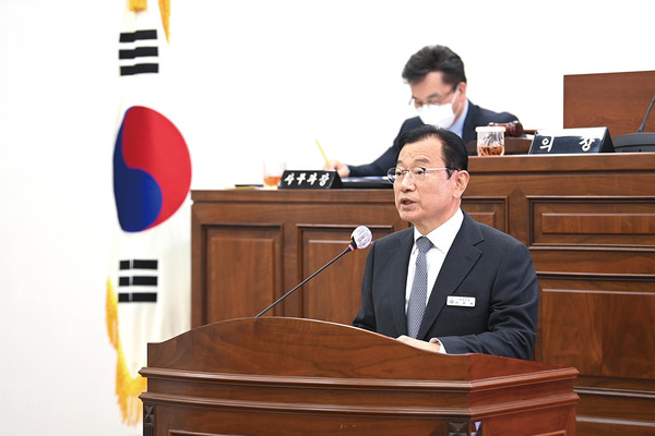 이현재 하남시장이 1일 제317회 하남시의회 정례회에서 시정 연설을 하고 있다. (사진제공=하남시청)