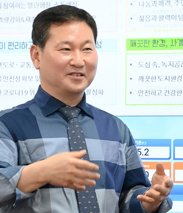 김선재 영통구청장이 인터뷰에서 “퇴임 전날까지 공직자라는 마음으로 마을을 살피고 주민들과 소통하겠다”라고 말했다. (사진제공=영통구청)