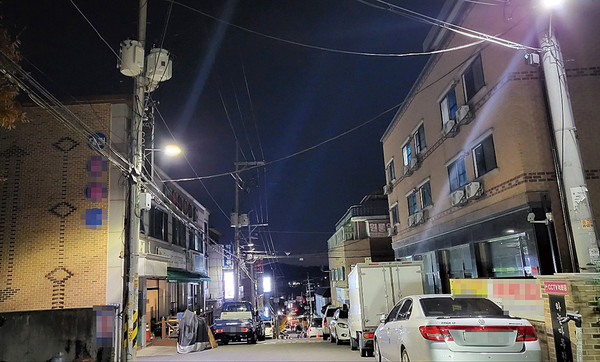 지난 16일 화성시 봉담읍 박병화 거주지 인근 도로가 LED 가로등을 설치해 밝아진 모습. (사진=김영식 기자)