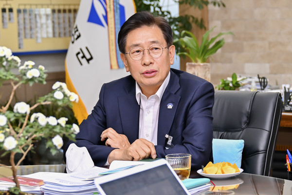 전진선 양평군수는 인터뷰에서 “소통을 중심으로 현안사업 해결에 최선을 다하겠다”고 말했다. (사진제공=양평군청)