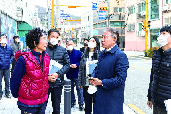 윤환 계양구청장은 지난 달 28일부터 지난 5일까지 동별 주요 민원현장을 찾아 현장 중심의 소통 행정을 펼쳤다. (사진제공=계양구청)