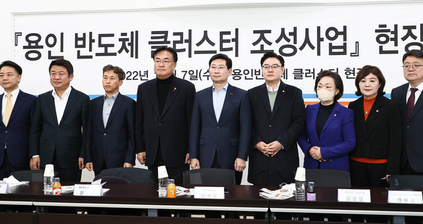 이상일 용인특례시장이 7일 정진석 국민의힘 비상대책위원장 등과 용인 반도체클러스터 현장 점검에 앞서 기념촬영을 하고 있다. (왼쪽부터 김범수 용인정 당협위원장, 유의동 경기도당위원장, 곽노정 SK하이닉스 대표이사, 정진석 비상대책위원장, 이상일 용인특례시장, 김성원 의원, 한무경 원내부대표, 양금희 의원, 최남호 산업부 기획조정실장) (사진제공=용인시청)