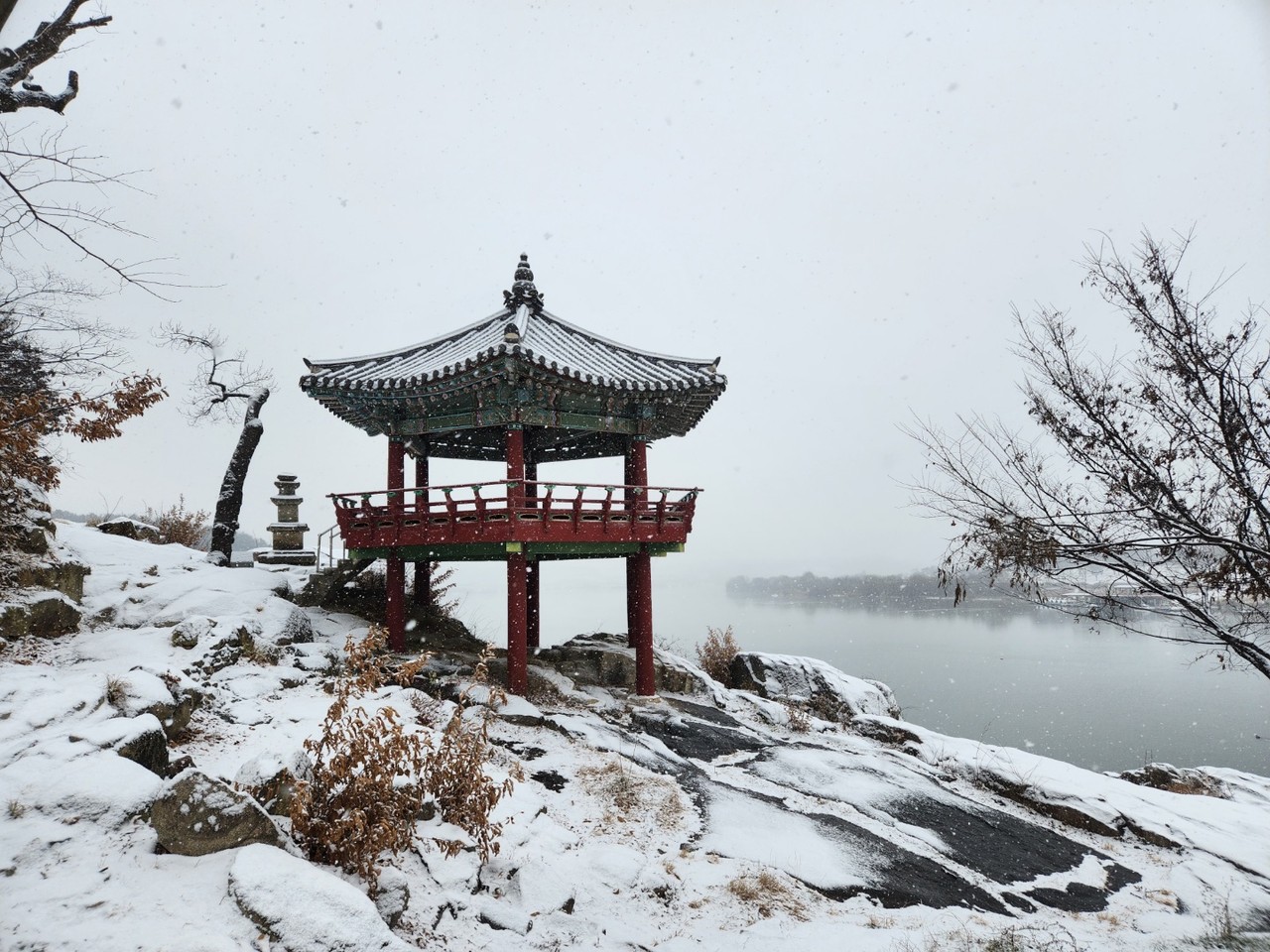 여주 신륵사 강월헌 정자에 눈이 내리고 있다. 12일 월요일인 오늘 경기·인천지역은 흐리고, 낮부터 인천·경기서해안지역에서 비 또는 눈이 시작돼 점차 수도권 전 지역으로 확대되겠다. (사진=김광섭 기자)