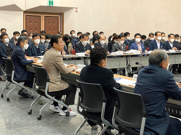 하남시는 12일 시민대표와 간부공무원이 함께 하는 제2차 시민참여 주간회의를 열어 시정 현안을 공유하고 발전 방향에 대해 토론하는 시간을 가졌다. (사진=장은기 기자)