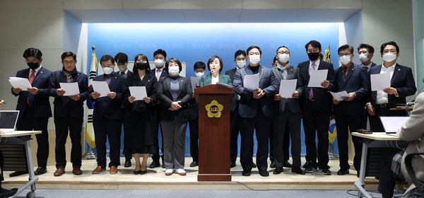 경기도의회 국민의힘 곽미숙 대표의원은 12일  “국민의힘 당헌 제64조 제3항도 원내대표가 사고로 인해 직무를 수행할 수 없을 때는 원내수석부대표가 그 직무를 대행하도록 규정하고 있다”고 밝혔다. (사진제공=경기도의회)