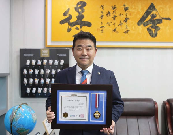 더불어민주당 박정 의원이 7년 연속 ‘국정감사 우수의원’에 선정되는 영광을 안았다. (사진제공=박정 의원실)
