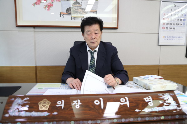 이의명 인천 옹진군의회 의장은 인터뷰에서 “신뢰와 믿음을 주는 의정활동을 펼칠 것을 약속드드리며 항상 군민 곁에서 함께하는 옹진군의회가 되도록 노력하겠다”고 강조했다. (사진제공=옹진군의회)