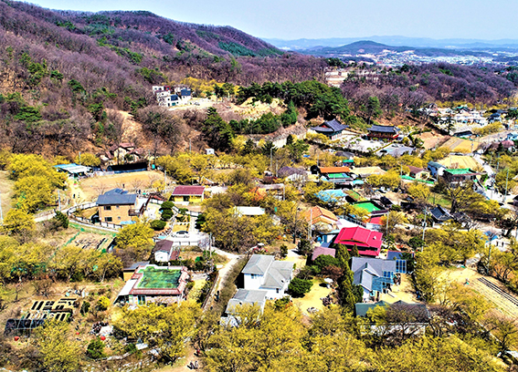 이천시는 내년 1월 1일 전국 243개 지자체에서 동시 시행될 ‘고향사랑기부제’의 원활한 추진을 위해 ‘이천시 고향사랑 기부금 모금 및 운용에 관한 조례’안을 제출했고 지난주 8일 이천시의회에서 최종의결됐다. 사진은 이천 백사 산수유 마을 일대. (사진제공=이천시청)