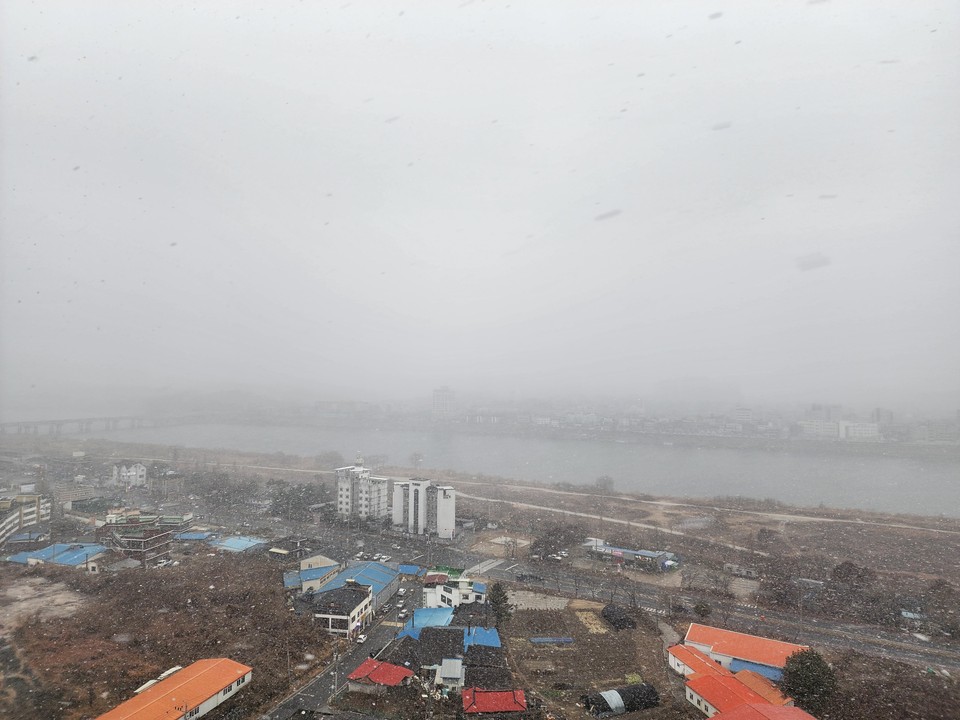 경기도소방재난본부가 13일 밤 9시를 기해 31개 시·군 한파특보 발효에 따라 화재위험경보 ‘심각’ 단계를 발령했다. 경기도도 눈 예보에 따라 이날 오후 6시30분부터 비상1단계 근무에 들어갔다. 사진은 13일 오후로, 여주 남한강 여주대교 일대에 눈이 내리고 있다. (사진=김광섭 기자)