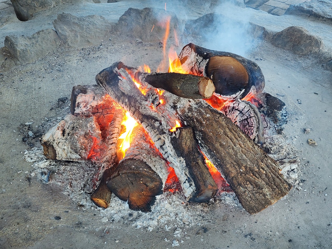 장작불이 불타고 있다. 14일 수요일인 오늘 경기·인천지역은 대체로 맑겠고, 경기남부지역에는 구름이 많겠다. (사진=중앙신문DB)