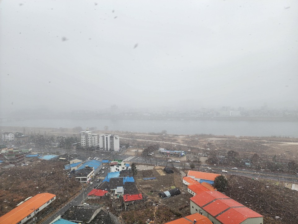 13일 오후 3시50분께 여주 남한강 일대에 굵은 함박눈이 내려 남한강 상공이 온통 하얗게 변했다. (사진=김광섭 기자)