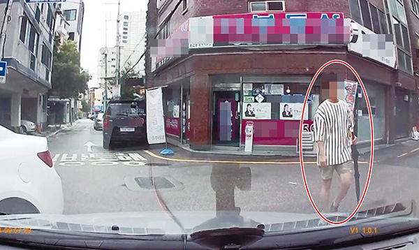 보험사기 행각을 한 A씨가 블랙박스에 찍힌 모습. /의정부경찰서 제공