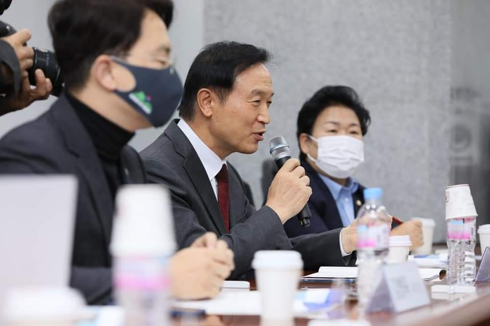임태희 교육감이 국회에서 열린 ‘학교폭력의 교육적 해결 강화를 위한 제도 개선 토론회’에 참석해 “학교 폭력 문제는 학교 안에서 교육적으로 해결해야 한다”고 발언하고 있다. (사진=임태희 경기도교육감 페이스북)