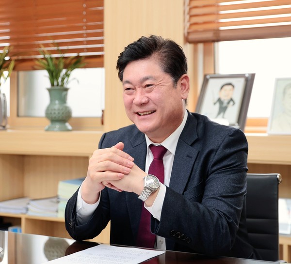 이영훈 인천 미추홀구청장은 인터뷰에서 “반드시 주민들이 원하는 새로운 변화 이끌어내겠다”고 강조했다. (사진제공=미추홀구청)