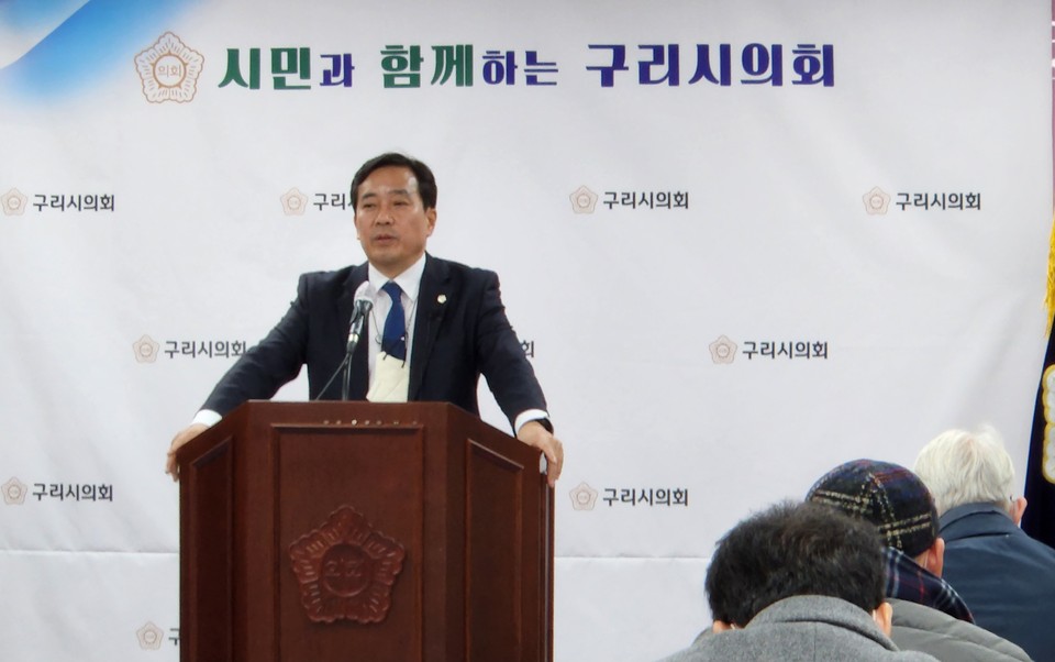 권봉수 구리시의회 의장이 14일 의회 멀티룸에서 12월 중 1차 구리시의회 의정브리핑을 하고 있다. (사진제공=구리시의회)