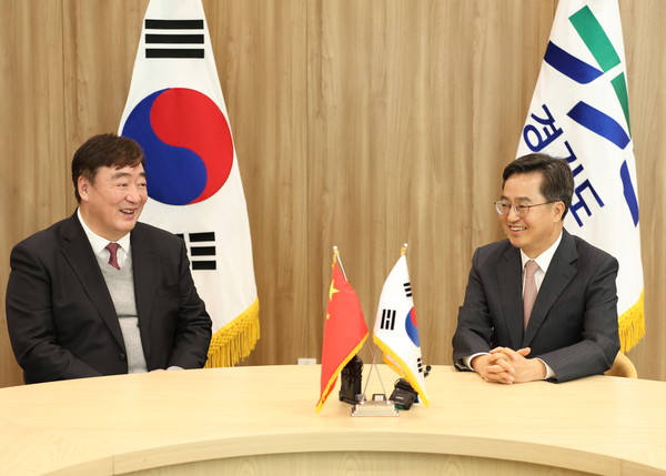 14일 도청 도지사 집무실에서 김동연 지사와 싱 하이밍 주한 중국대사가 만나 면담을 하고 있다. (사진제공=경기도청)