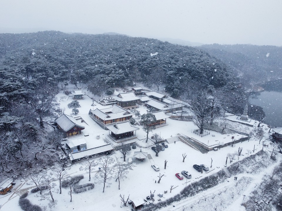 함박눈 내린 신륵사 풍경. (사진=김광섭 기자)
