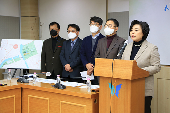 신계용 과천시장(오른쪽)은 15일 시청 상황실에서 열린 ‘과천시 환경사업소 입지 선정 관련 브리핑’을 통해 “취임 후 최우선 과제로 추진해온 환경사업소 입지 문제 해결을 위해 민관대책위원회, 국토부 등과 긴밀히 협력해 최종적으로 입지 선정이 이뤄졌다”라고 밝혔다. (사진제공=과천시청)
